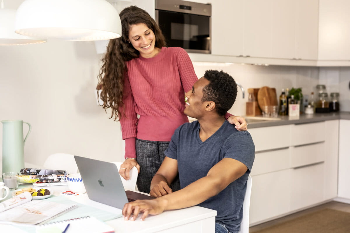 En mand og kvinde i et køkken